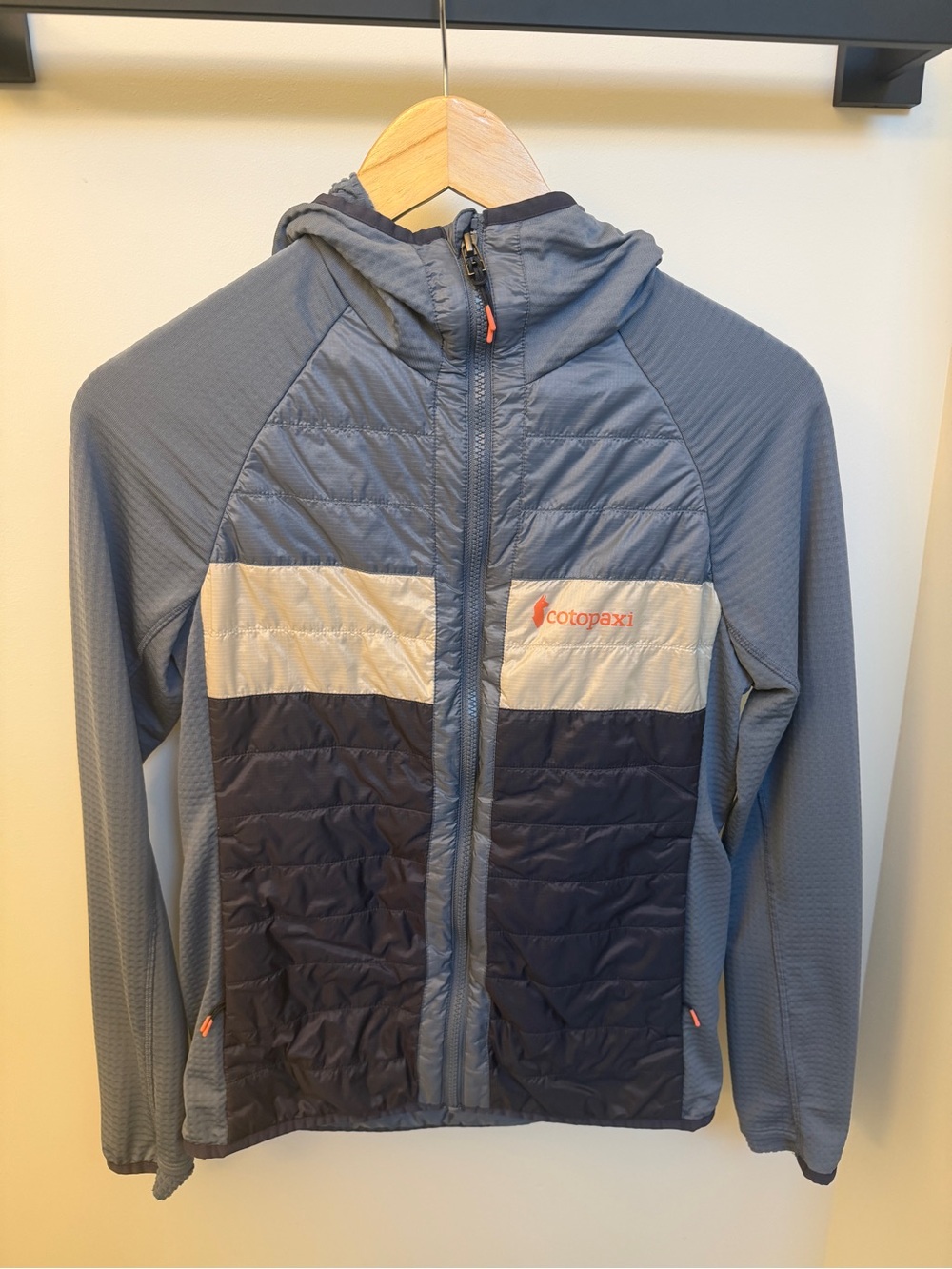 Cotopaxi Capa Hybrid Insulated Hooded Jacket in Tempest/Graphite